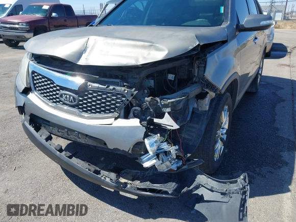 2011 Kia Sorento EX with VIN 5XYKU4A21BG027581, listed as a IAAI auction lot 41818445 with 81,354 mi miles. Bid and sale history available at carsss.com. Image 6.