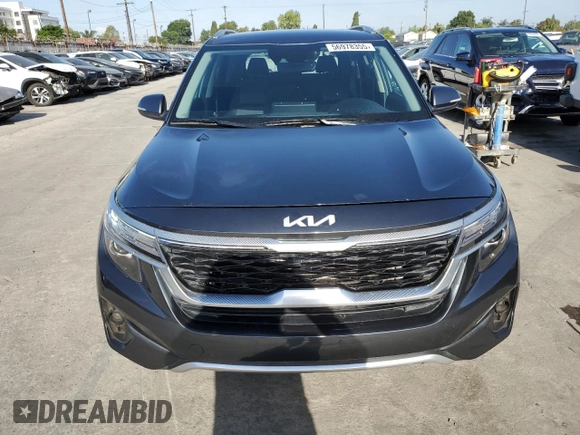 2023 Kia Seltos S z VIN KNDEU2AA1P7394185, wystawiony jako Copart lot #56978355 z przebiegiem 48 202 mil mil oraz Szkoda całkowita • Salvage title. Historia ofert i sprzedaży dostępna na DreamBid. Obrazek 5.