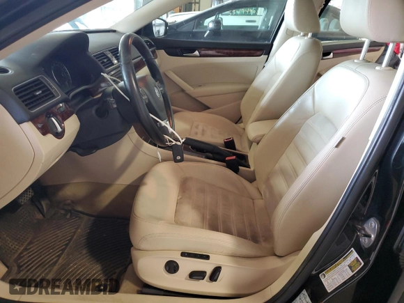 2013 Volkswagen Passat SEL Premium z VIN 1VWCH7A32DC046888, wystawiony jako Copart lot #55735385 z przebiegiem 265 379 mil mil oraz Czysty tytuł • Clean title. Historia ofert i sprzedaży dostępna na DreamBid. Obrazek 7.