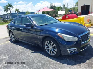 2016 Infiniti Q70 z VIN JN1BY1AP0GM220957, wystawiony jako IAAI lot #42800681 z przebiegiem 81 205 mil mil oraz . Historia ofert i sprzedaży dostępna na DreamBid. Obrazek 1.