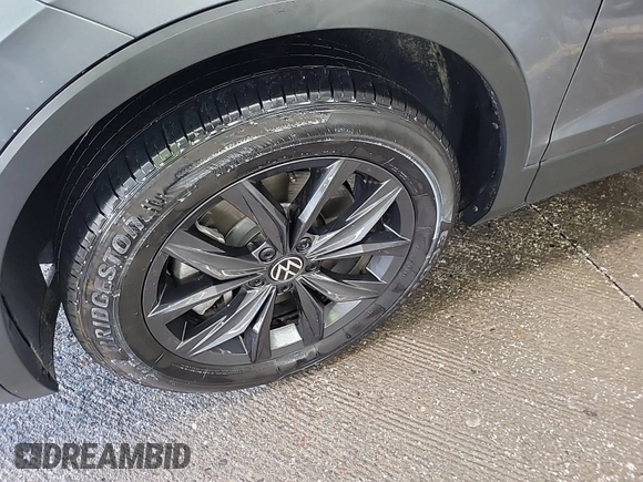 2024 Volkswagen Tiguan SE z VIN 3VV3B7AX7RM106937, wystawiony jako IAAI lot #42845192 z przebiegiem 32 134 mil mil oraz . Historia ofert i sprzedaży dostępna na DreamBid. Obrazek 14.