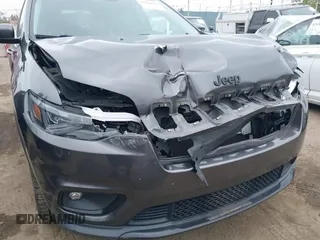 2019 Jeep Cherokee Latitude Plus z VIN 1C4PJLLN6KD326921, wystawiony jako IAAI lot #42442460 z przebiegiem 71 516 mil mil oraz . Historia ofert i sprzedaży dostępna na DreamBid. Obrazek 6.