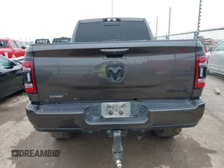 2024 Ram 2500 Laramie z VIN 3C6UR5FL1RG142556, wystawiony jako IAAI lot #41428812 z przebiegiem 42 004 mil mil oraz . Historia ofert i sprzedaży dostępna na DreamBid. Obrazek 17.