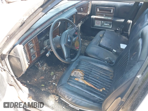 1992 Cadillac Brougham z VIN 1G6DW5477NR703007, wystawiony jako IAAI lot #41570312 z przebiegiem 106 453 mil mil oraz . Historia ofert i sprzedaży dostępna na DreamBid. Obrazek 5.