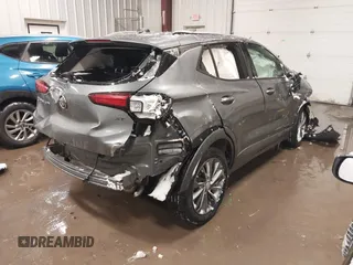 2021 Buick Encore GX Essence z VIN KL4MMGSL6MB099255, wystawiony jako IAAI lot #41613101 z przebiegiem 4 186 mil mil oraz . Historia ofert i sprzedaży dostępna na DreamBid. Obrazek 4.