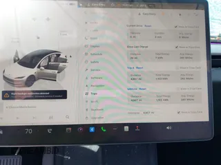 2024 Tesla Model 3 z VIN 5YJ3E1EA7RF866167, wystawiony jako IAAI lot #41785785 z przebiegiem 4 607 mil mil oraz . Historia ofert i sprzedaży dostępna na DreamBid. Obrazek 7.