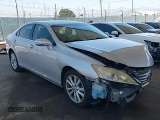2012 Lexus ES 330 z VIN JTHBK1EGXC2495247, wystawiony jako IAAI lot #42398001 z przebiegiem 135 058 mil mil oraz . Historia ofert i sprzedaży dostępna na DreamBid. Obrazek 1.