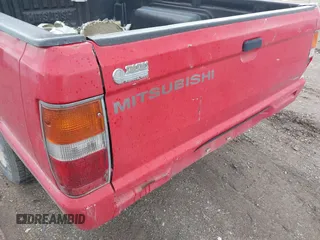 1994 Mitsubishi Mighty Max z VIN JA7LS21G0RP007773, wystawiony jako IAAI lot #41915117 z przebiegiem 68 410 mil mil oraz . Historia ofert i sprzedaży dostępna na DreamBid. Obrazek 6.