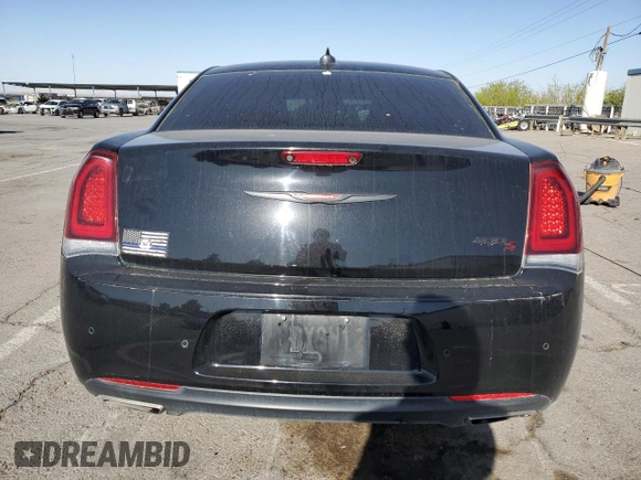 2021 Chrysler 300 S z VIN 2C3CCABG6MH554329, wystawiony jako Copart lot #52045545 z przebiegiem 77 377 mil mil oraz Szkoda całkowita • Salvage title. Historia ofert i sprzedaży dostępna na DreamBid. Obrazek 6.