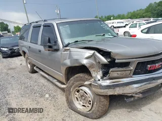 1999 GMC Suburban z VIN 3GKGK26J4XG530681, wystawiony jako IAAI lot #42681531 z przebiegiem 213 344 mil mil oraz . Historia ofert i sprzedaży dostępna na DreamBid. Obrazek 1.