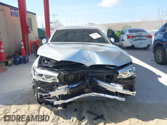2019 BMW 5 Series 540i z VIN WBAJE5C56KWE66414, wystawiony jako IAAI lot #42200421 z przebiegiem 30 938 mil mil oraz . Historia ofert i sprzedaży dostępna na DreamBid. Obrazek 6.
