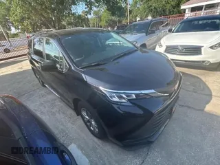 2022 Toyota Sienna LE z VIN 5TDKRKEC7NS086697, wystawiony jako Copart lot #62146055 z przebiegiem 31 229 mil mil oraz Czysty tytuł • Clean title. Historia ofert i sprzedaży dostępna na DreamBid. Obrazek 1.
