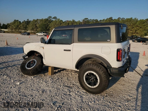 2023 Ford Bronco z VIN 1FMDE5CP6PLB70070, wystawiony jako Copart lot #73353684 z przebiegiem 6 810 mil mil oraz Czysty tytuł • Clean title. Historia ofert i sprzedaży dostępna na DreamBid. Obrazek 2.