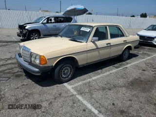 1983 Mercedes-Benz 300 D z VIN WDBAB33AXDB017451, wystawiony jako Copart lot #60463935 z przebiegiem 314 995 mil mil oraz Czysty tytuł • Clean title. Historia ofert i sprzedaży dostępna na DreamBid. Obrazek 1.