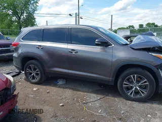 2019 Toyota Highlander LE z VIN 5TDZZRFH3KS325109, wystawiony jako IAAI lot #42160177 z przebiegiem 124 288 mil mil oraz . Historia ofert i sprzedaży dostępna na DreamBid. Obrazek 13.