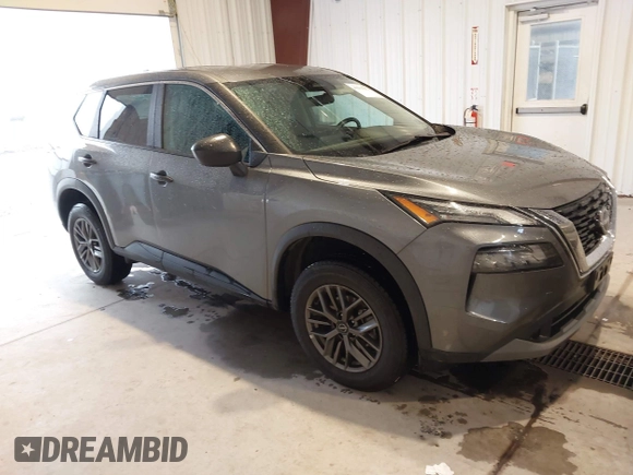 2023 Nissan Rogue S z VIN 5N1BT3AB4PC779473, wystawiony jako IAAI lot #42363074 z przebiegiem 51 764 mil mil oraz . Historia ofert i sprzedaży dostępna na DreamBid. Obrazek 1.