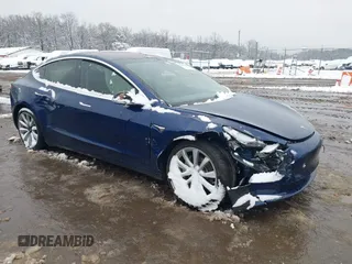 2018 Tesla Model 3 Long Range Battery z VIN 5YJ3E1EA5JF006370, wystawiony jako IAAI lot #41565266 z przebiegiem 55 376 mil mil oraz . Historia ofert i sprzedaży dostępna na DreamBid. Obrazek 1.
