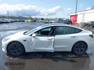 2021 Tesla Model 3 Standard Range Plus z VIN 5YJ3E1EA5MF977437, wystawiony jako IAAI lot #40297512 z przebiegiem 72 039 mil mil oraz . Historia ofert i sprzedaży dostępna na DreamBid. Obrazek 14.