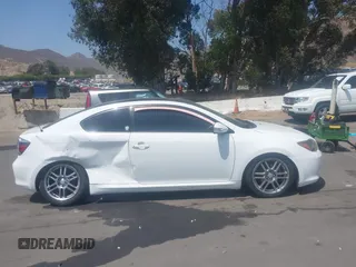 2010 Scion tC z VIN JTKDE3B70A0321271, wystawiony jako IAAI lot #42461229 z przebiegiem 181 319 mil mil oraz . Historia ofert i sprzedaży dostępna na DreamBid. Obrazek 14.
