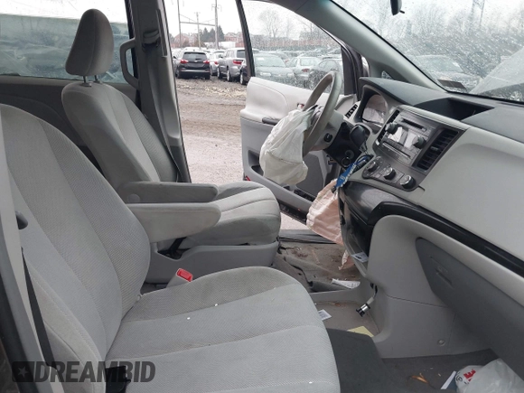 2011 Toyota Sienna with VIN 5TDZK3DC7BS017563, listed as a IAAI auction lot 41442444 with 259,547 mi miles. Bid and sale history available at carsss.com. Image 5.