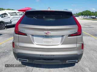 2025 Cadillac XT4 FWD Premium Luxury z VIN 1GYFZCR41SF152998, wystawiony jako IAAI lot #42318061 z przebiegiem 9521 mil mil oraz . Historia ofert i sprzedaży dostępna na DreamBid. Obrazek 16.
