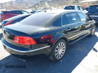 2005 Volkswagen Phaeton z VIN WVWAF93D958002005, wystawiony jako IAAI lot #41653590 z przebiegiem Nie podano mil oraz . Historia ofert i sprzedaży dostępna na DreamBid. Obrazek 4.