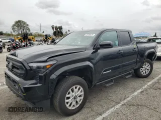 2024 Toyota Tacoma SR5 z VIN 3TMLB5JN7RM025678, wystawiony jako Copart lot #48166635 z przebiegiem 2 991 mil mil oraz Szkoda całkowita • Salvage title. Historia ofert i sprzedaży dostępna na DreamBid. Obrazek 1.