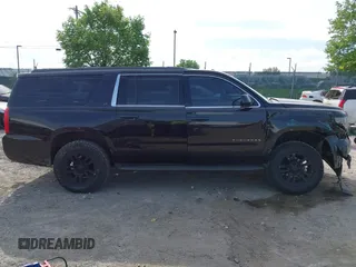 2016 Chevrolet Suburban LT z VIN 1GNSKHKC8GR223442, wystawiony jako IAAI lot #42166983 z przebiegiem 204 827 mil mil oraz . Historia ofert i sprzedaży dostępna na DreamBid. Obrazek 13.