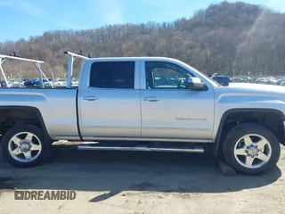 2015 GMC Sierra 2500HD Denali z VIN 1GT120EG3FF135791, wystawiony jako IAAI lot #41854102 z przebiegiem 93 186 mil mil oraz . Historia ofert i sprzedaży dostępna na DreamBid. Obrazek 13.