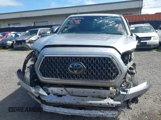 2018 Toyota Tacoma SR z VIN 3TMCZ5AN7JM156092, wystawiony jako IAAI lot #41642391 z przebiegiem 65 805 mil mil oraz . Historia ofert i sprzedaży dostępna na DreamBid. Obrazek 12.
