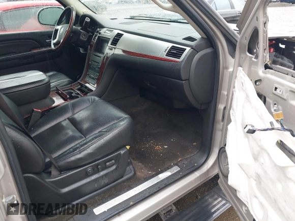 2008 Cadillac Escalade ESV z VIN 1GYFK668X8R111368, wystawiony jako IAAI lot #41891439 z przebiegiem 190 293 mil mil oraz . Historia ofert i sprzedaży dostępna na DreamBid. Obrazek 5.