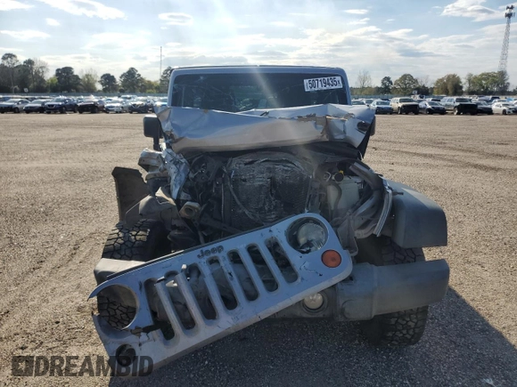 2013 Jeep Wrangler Unlimited Sport z VIN 1C4BJWDG7DL597491, wystawiony jako Copart lot #50719435 z przebiegiem Nie podano mil oraz Szkoda całkowita • Salvage title. Historia ofert i sprzedaży dostępna na DreamBid. Obrazek 5.