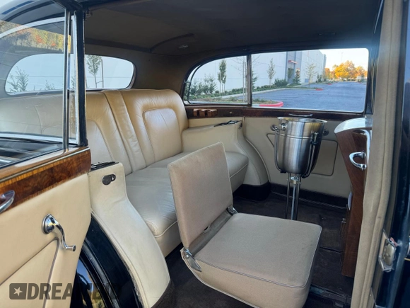 1954 Rolls-Royce Wraith z VIN LDLW7, wystawiony jako Copart lot #79949604 z przebiegiem 80 508 mil mil oraz Tytuł czysty. Historia ofert i sprzedaży dostępna na DreamBid. Obrazek 6.