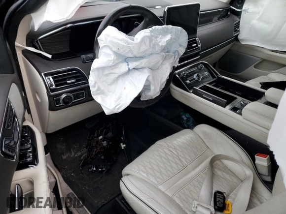 2021 Lincoln Navigator Black Label z VIN 5LMJJ3TT1MEL03959, wystawiony jako Copart lot #43876275 z przebiegiem Nie podano mil oraz Szkoda całkowita • Salvage title. Historia ofert i sprzedaży dostępna na DreamBid. Obrazek 8.