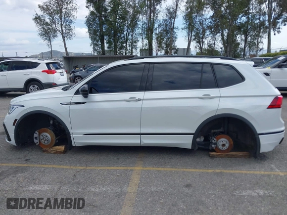 2023 Volkswagen Tiguan SE R-Line Black with VIN 3VVCB7AX3PM133002, listed as a IAAI auction lot 41902721 with 32,915 mi miles and . Bid and sale history available at DreamBid. Image 14.
