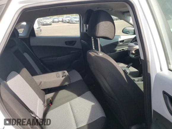 2021 Hyundai Kona SE z VIN KM8K1CAAXMU746447, wystawiony jako Copart lot #55303085 z przebiegiem 26 726 mil mil oraz Szkody całkowita. Historia ofert i sprzedaży dostępna na DreamBid. Obrazek 10.