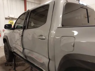 2019 Toyota Tacoma SR z VIN 3TMCZ5AN1KM232360, wystawiony jako IAAI lot #42006355 z przebiegiem 133 909 mil mil oraz . Historia ofert i sprzedaży dostępna na DreamBid. Obrazek 15.