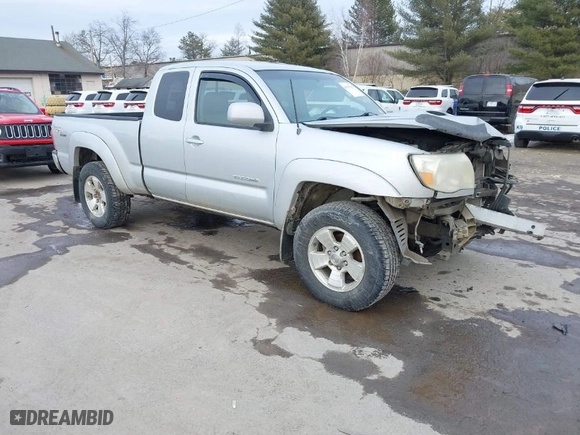2005 Toyota Tacoma with VIN 5TEUU42N85Z043059, listed as a IAAI auction lot 41690129 with 129,927 mi miles. Bid and sale history available at carsss.com. Image 1.
