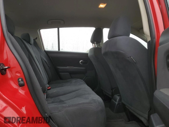 2009 Nissan Versa S z VIN 3N1BC13E99L468566, wystawiony jako Copart lot #58661845 z przebiegiem 141 822 mil mil oraz Czysty tytuł • Clean title. Historia ofert i sprzedaży dostępna na DreamBid. Obrazek 10.