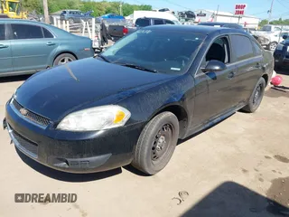 2013 Chevrolet Impala Police z VIN 2G1WD5E31D1256682, wystawiony jako IAAI lot #42276990 z przebiegiem 148 251 mil mil oraz . Historia ofert i sprzedaży dostępna na DreamBid. Obrazek 2.