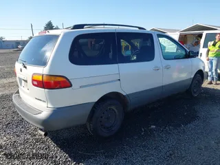 2000 Toyota Sienna LE with VIN 4T3ZF13C8YU256668, listed as a IAAI auction lot 41659040 with 387,876 mi miles. Bid and sale history available at carsss.com. Image 4.