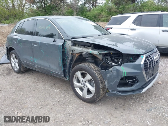 2020 Audi Q3 Premium z VIN WA1AECF36L1083306, wystawiony jako IAAI lot #42070799 z przebiegiem 47 610 mil mil oraz . Historia ofert i sprzedaży dostępna na DreamBid. Obrazek 1.
