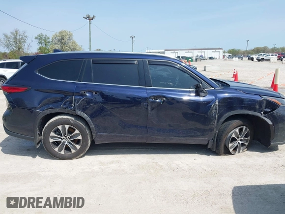 2021 Toyota Highlander XLE with VIN 5TDGZRBH4MS543611, listed as a IAAI auction lot 42117900 with 66,333 mi miles and . Bid and sale history available at DreamBid. Image 13.