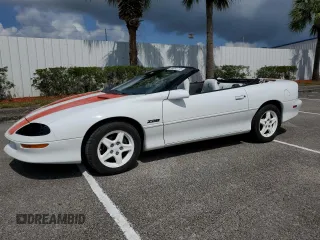 1997 Chevrolet Camaro Z28 z VIN 2G1FP32P2V2138588, wystawiony jako Copart lot #56032775 z przebiegiem 147 398 mil mil oraz Czysty tytuł • Clean title. Historia ofert i sprzedaży dostępna na DreamBid. Obrazek 1.