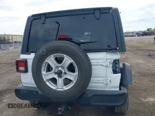 2020 Jeep Wrangler Unlimited Sport S z VIN 1C4HJXDG6LW241594, wystawiony jako IAAI lot #42045756 z przebiegiem 98 642 mil mil oraz . Historia ofert i sprzedaży dostępna na DreamBid. Obrazek 16.
