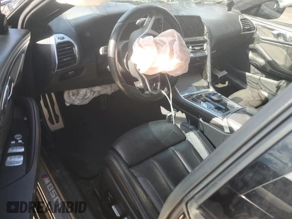 2020 BMW 8 Series M850i z VIN WBAGV8C08LCD46679, wystawiony jako Copart lot #56163785 z przebiegiem Nie podano mil oraz Czysty tytuł • Clean title. Historia ofert i sprzedaży dostępna na DreamBid. Obrazek 8.