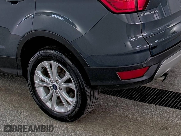 2019 Ford Escape SE z VIN 1FMCU9GD9KUA54757, wystawiony jako IAAI lot #42516631 z przebiegiem 87 040 mil mil oraz . Historia ofert i sprzedaży dostępna na DreamBid. Obrazek 2.
