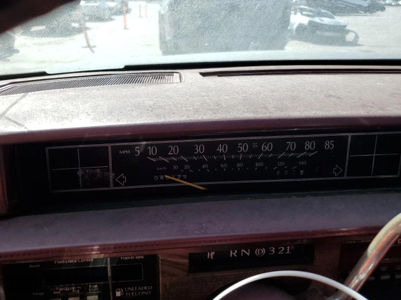 1989 Cadillac DeVille z VIN 1G6CD5151K4329443, wystawiony jako Copart lot #73939314 z przebiegiem 80 129 mil mil oraz Czysty tytuł • Clean title. Historia ofert i sprzedaży dostępna na DreamBid. Obrazek 9.