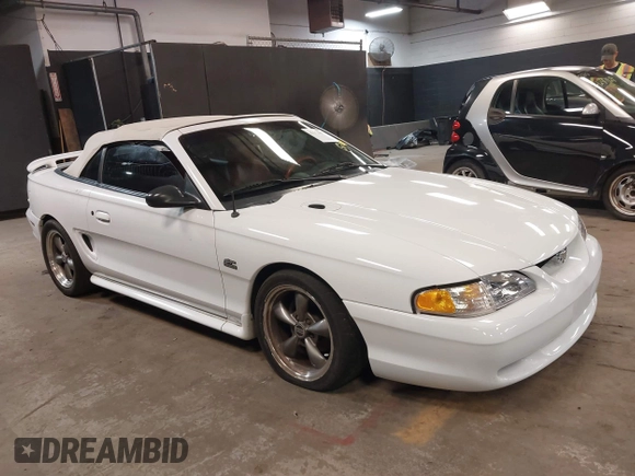 1995 Ford Mustang z VIN 1FALP45T8SF226134, wystawiony jako IAAI lot #42378456 z przebiegiem 34 868 mil mil oraz . Historia ofert i sprzedaży dostępna na DreamBid. Obrazek 1.