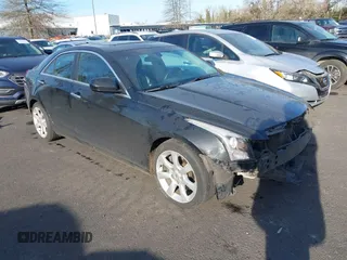 2013 Cadillac ATS z VIN 1G6AA5RX3D0174765, wystawiony jako IAAI lot #41382104 z przebiegiem 135 298 mil mil oraz . Historia ofert i sprzedaży dostępna na DreamBid. Obrazek 1.